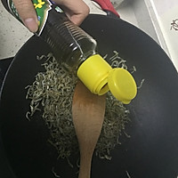 芝麻杏仁小鱼干的做法图解2