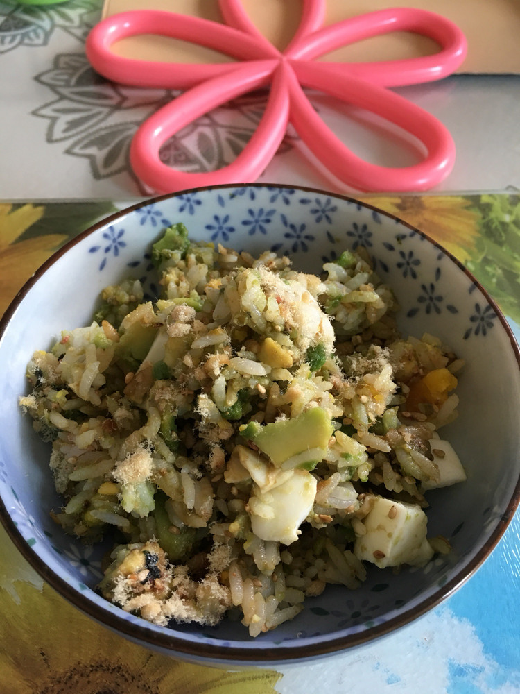 牛油果米饭。的做法