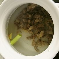 牛肉柿子汤的做法图解2