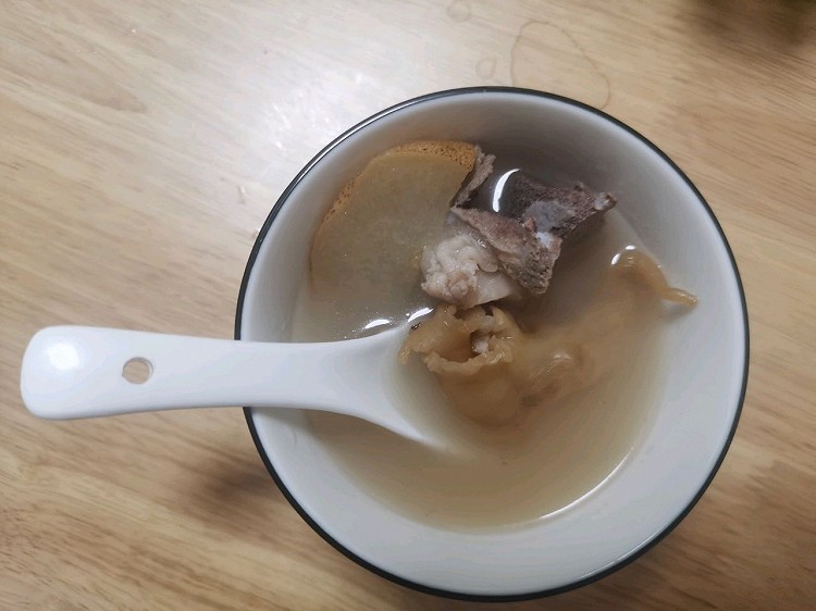 雪梨双百合鱼胶汤的做法