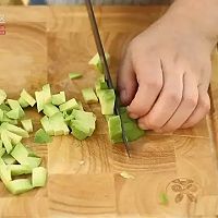 鲜虾牛油果意面丨为你下厨的这份心意【微体兔闲情逸厨】的做法图解1