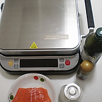 煎烤三文鱼 (利仁侧开时代LR-FD431家用电饼铛-试用）的做法图解1