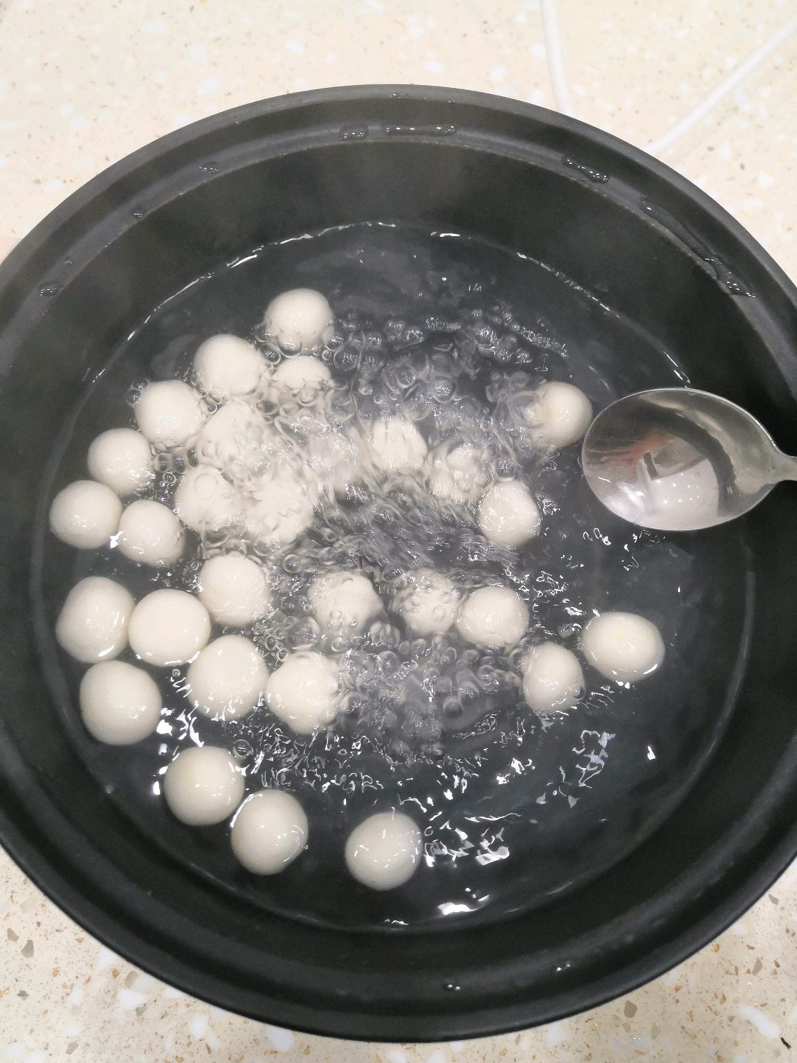 抱蛋汤圆怎么做_抱蛋汤圆的做法_薯条沾腐乳_豆果美食
