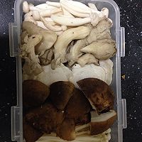 菌菇鲜虾汤—冬季暖身的做法图解4