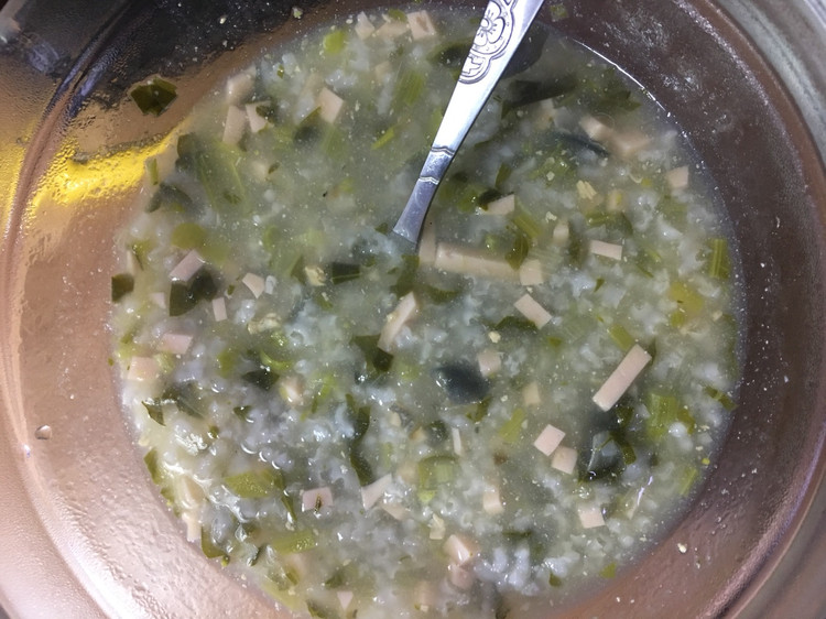 蔬菜皮蛋瘦肉粥的做法