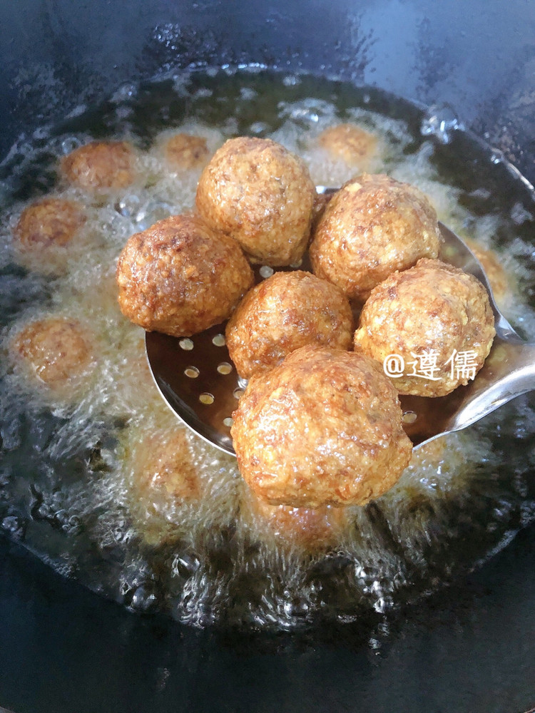 Q弹香炸肉丸子～配料简单又好吃的做法