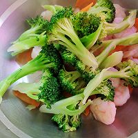 素炒虾仁西兰花胡萝卜的做法图解4