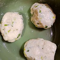 超级简单的葱油饼！的做法图解1