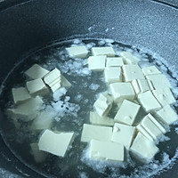 虾仁酿豆腐的做法图解1