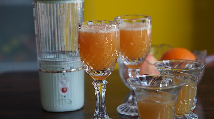 蜜桃乌龙茶和橙子汁的做法