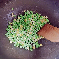 厨房小白都会做的：豌豆炒香肠，超好吃！的做法图解4