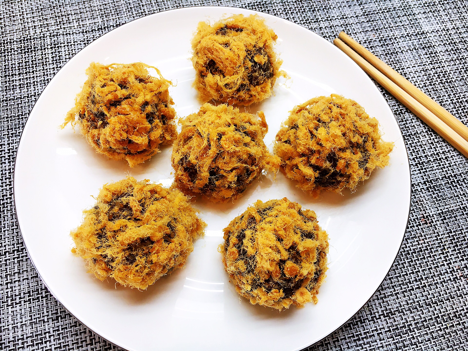 Small shellfish with red rice and meat pine