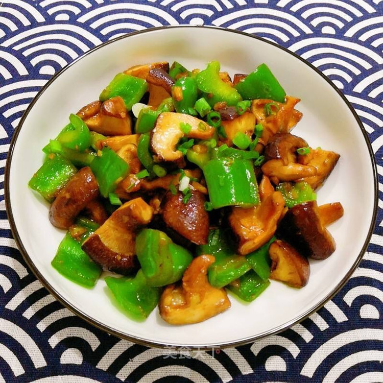 香菇炒辣椒丸子的做法