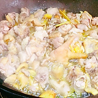 食材简单容易做、味道又超棒的：姜葱鸡的做法图解6