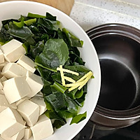 裙带菜竹荪豆腐汤的做法图解4