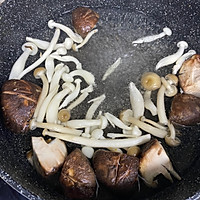 东北菜：蘑菇肉酱东北饭包的做法图解2