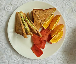 超级蛋白质简单早餐牛油果鸡蛋三明治的做法