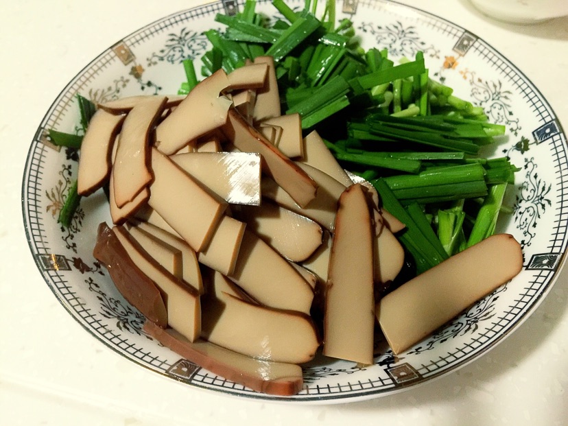 韭菜炒鸡蛋干（最简单好吃的菜）的做法图解2