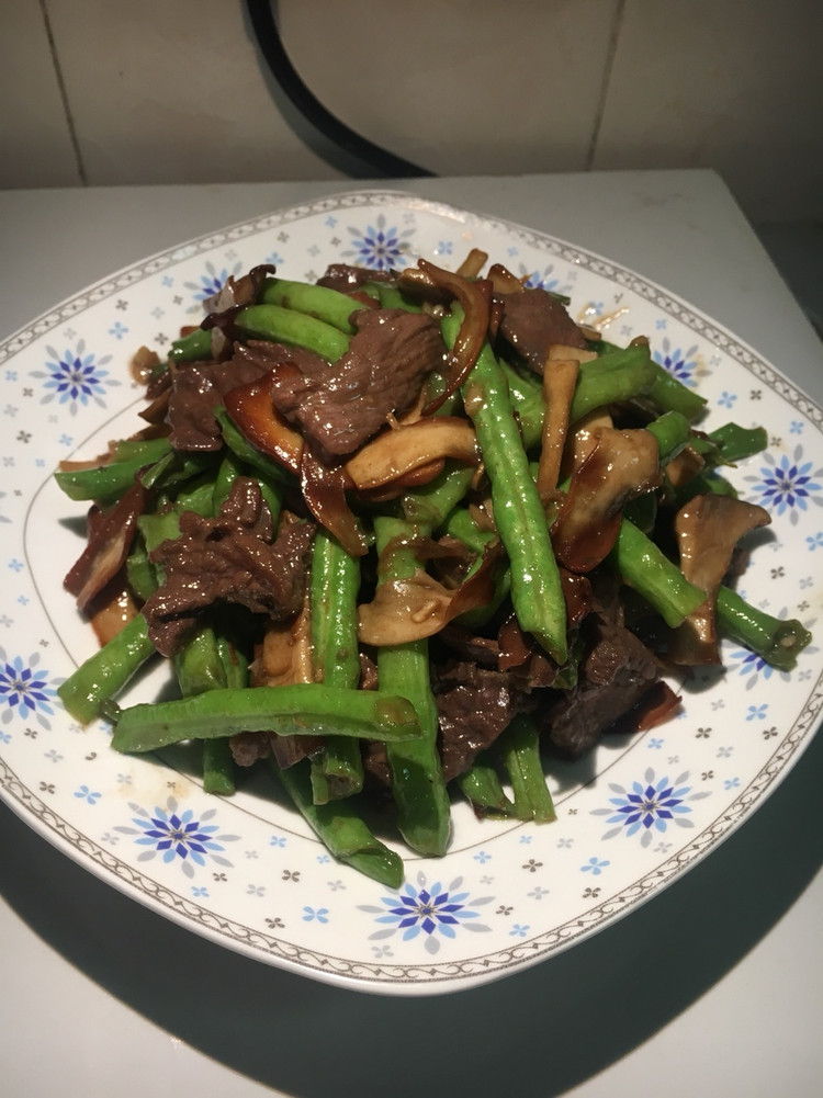 牛肉炒豆角鸡腿菇的做法