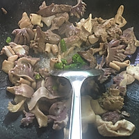 冬菇炒鸡杂的做法图解2