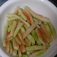 巧吃西瓜皮-瓜瓤炒榨菜的做法图解1
