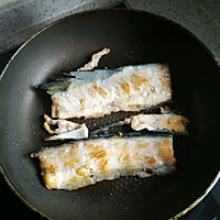 三文鱼骨豆腐汤的做法图解1