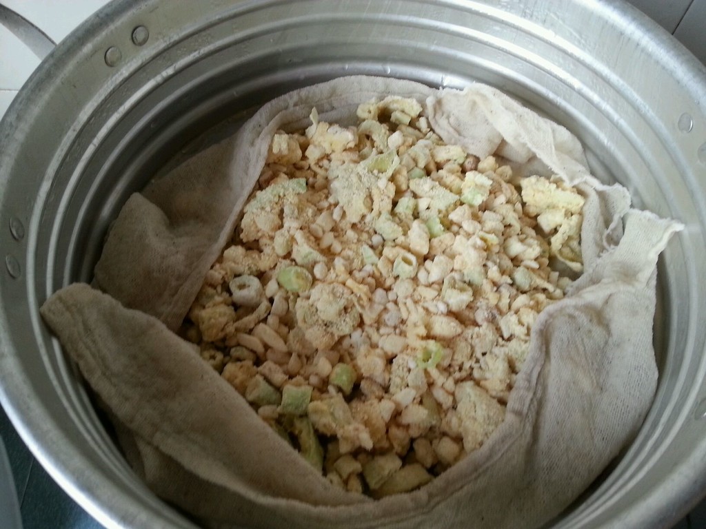 乐乐自家菜---豇豆土豆蒸麦饭的做法图解3