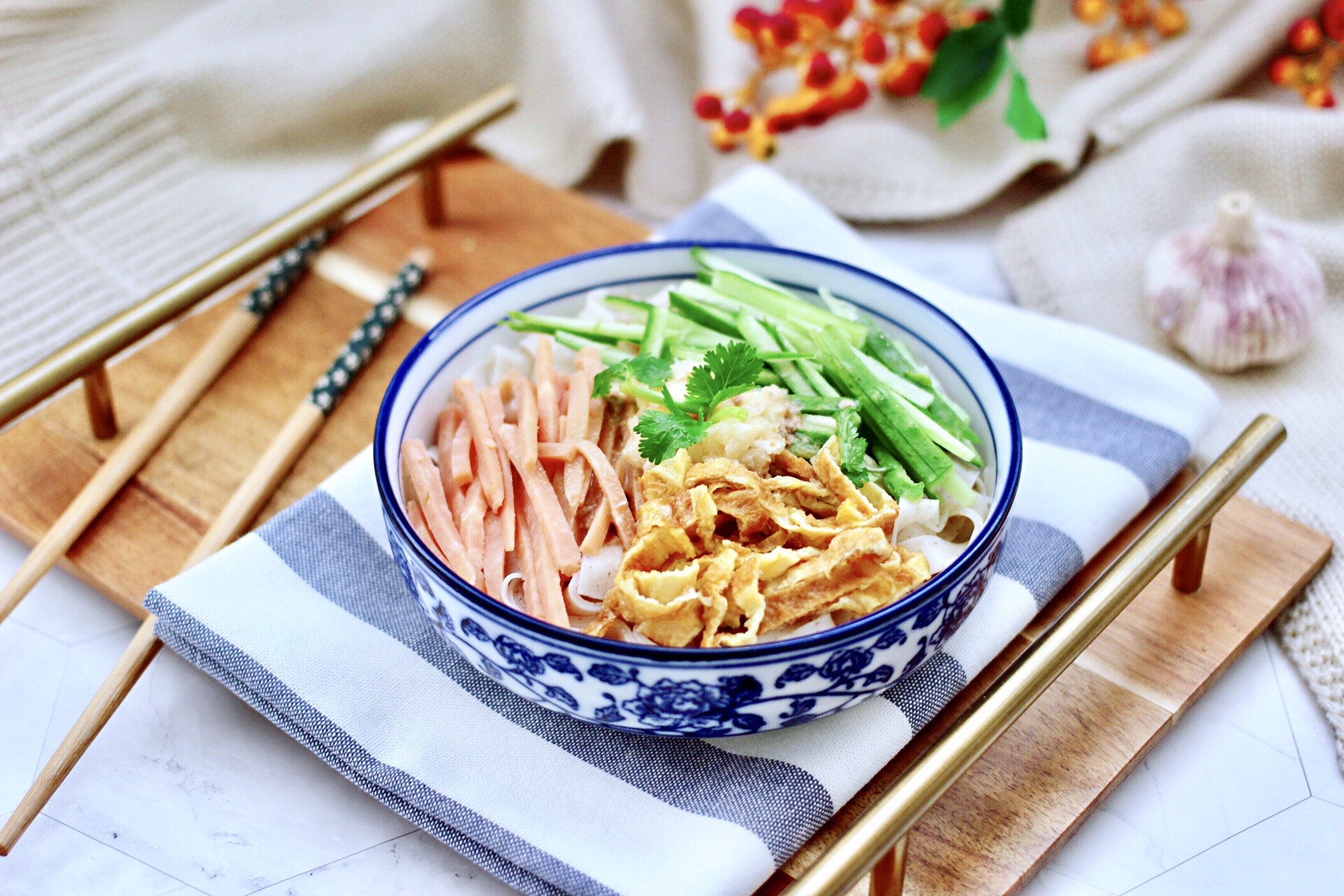 Noodles with cowpea and sesame sauce