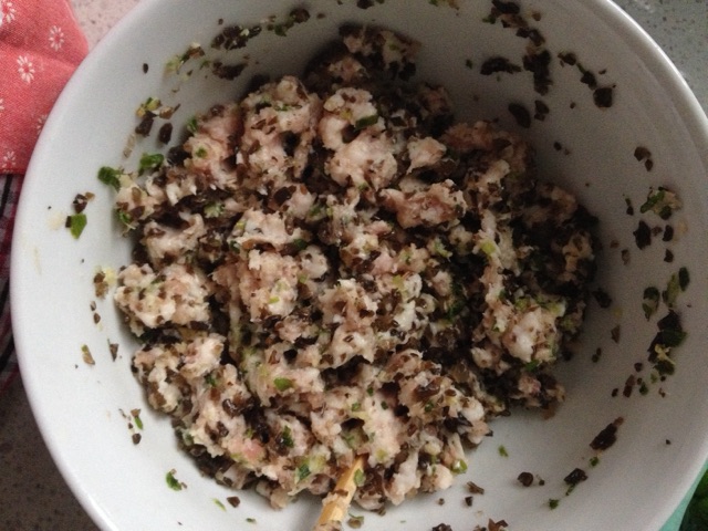 猪肉芹菜木耳水饺的做法图解3