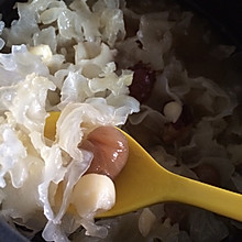 天气热了来碗清肠养颜的银耳红枣桂圆甜汤吧！