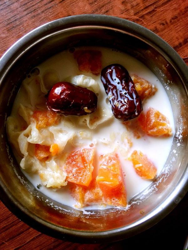 「滋补暖身美容养颜」银耳莲子木瓜牛奶羹