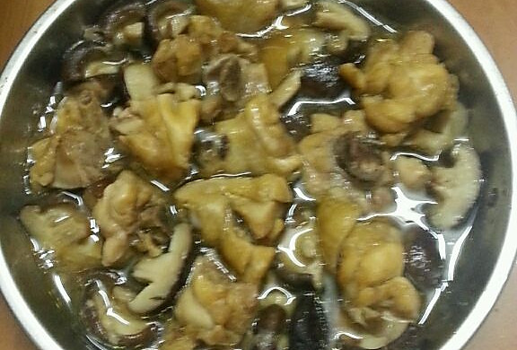 鸡腿蒸蘑菇