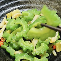 #巨下饭的家常菜#    苦瓜正当季，做个白玉菇炒苦瓜吧的做法图解12