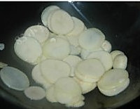 剁椒皮蛋烧土豆的做法图解2