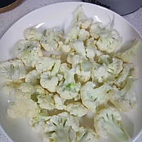 牛肉炒菜花的做法图解1