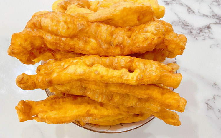 香酥油条，第一次在家制作，样子丑一点，味道杠杠的！的做法