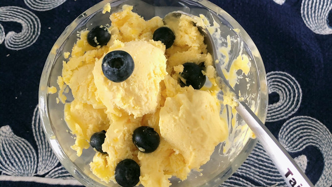 芒果蓝莓冰淇淋的做法