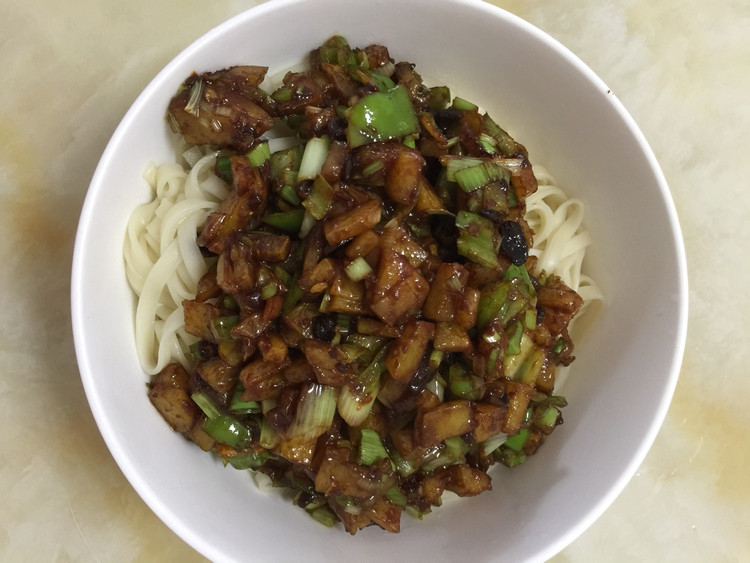 土豆辣椒炸酱面的做法
