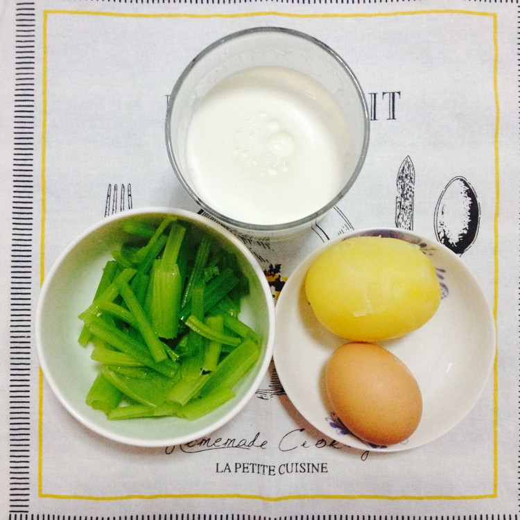 【健身早餐】土豆+西芹+鸡蛋+牛奶的做法