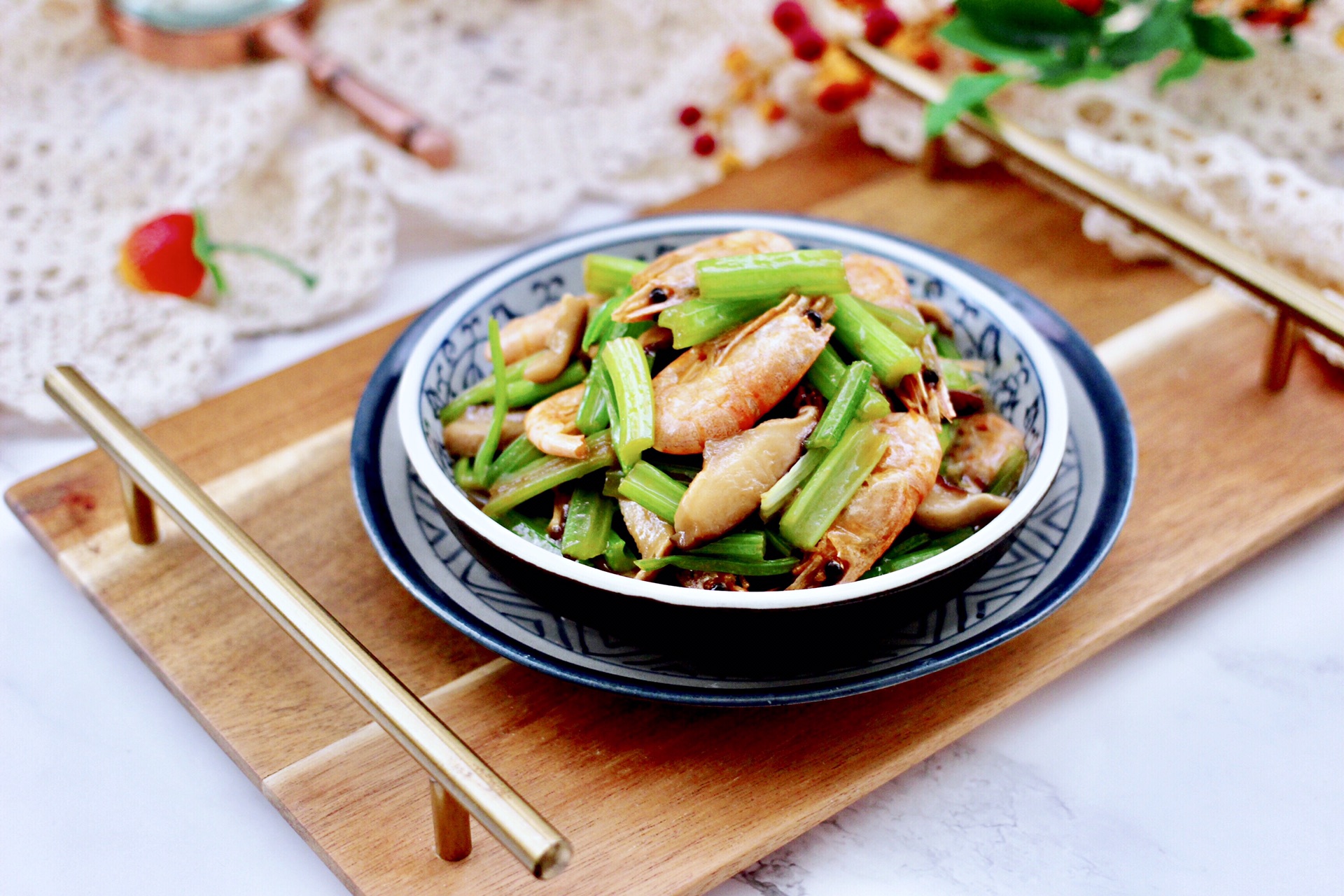 Fried prawns with celery and mushroom