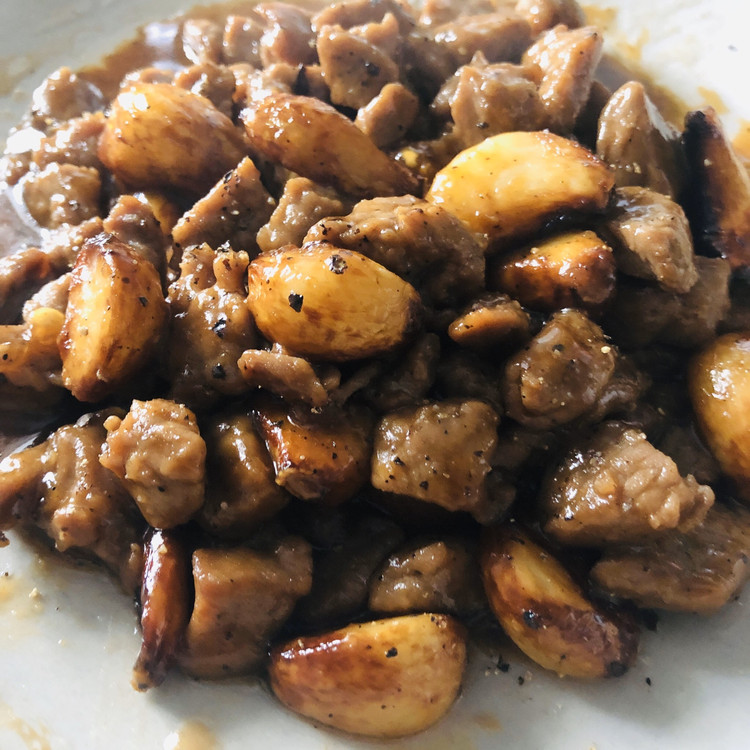 黑蒜子牛肉粒的做法
