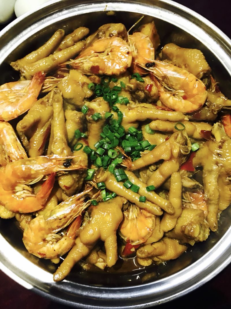 Stewed prawns and chicken feet