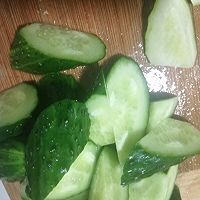 初夏来一碗清爽的豌豆黄瓜排骨汤吧～的做法图解6