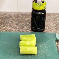 把莴笋做成吃不起的样子——凉拌莴笋的做法图解1
