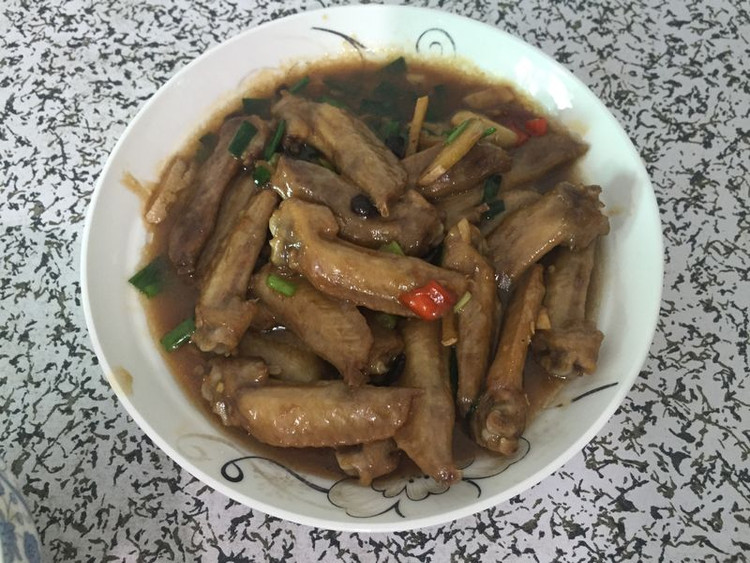 鸡翅尖焖豆鼓的做法