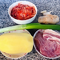 #憋在家里吃什么#五花肉辣白菜炒土豆片的做法图解1