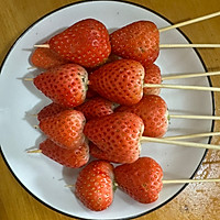 草莓糖葫芦的做法图解2