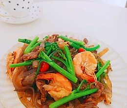 牛肉鲜虾炒红薯粉的做法