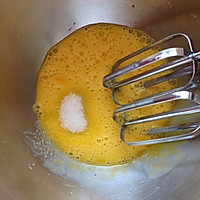 宝宝零食—蛋黄饼干的做法图解2