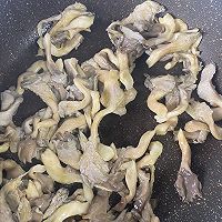 蘑菇炒肉的做法图解2